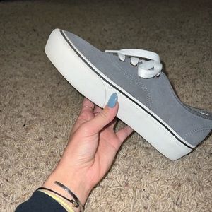 Very cute platform vans!! Can be paired with almost any outfit!!